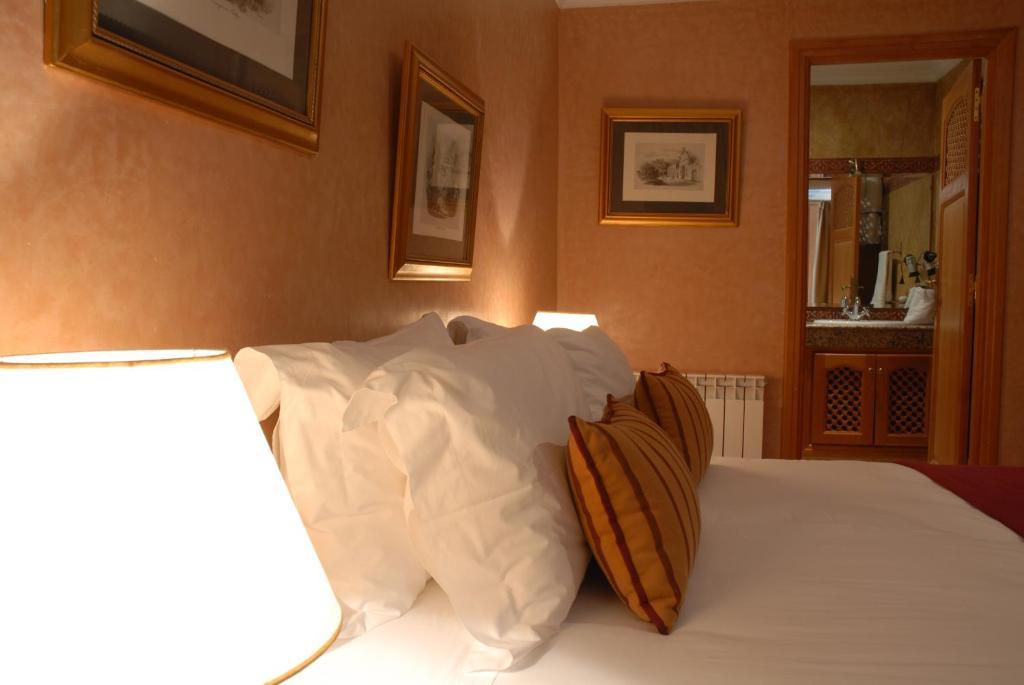 Hotel Le Palais Des Cerisiers Azrou Habitación foto